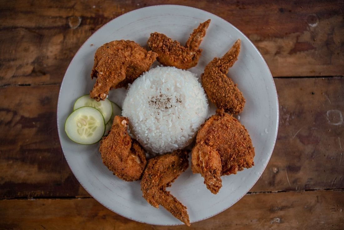 Ayam goreng dan nasi putih di piring