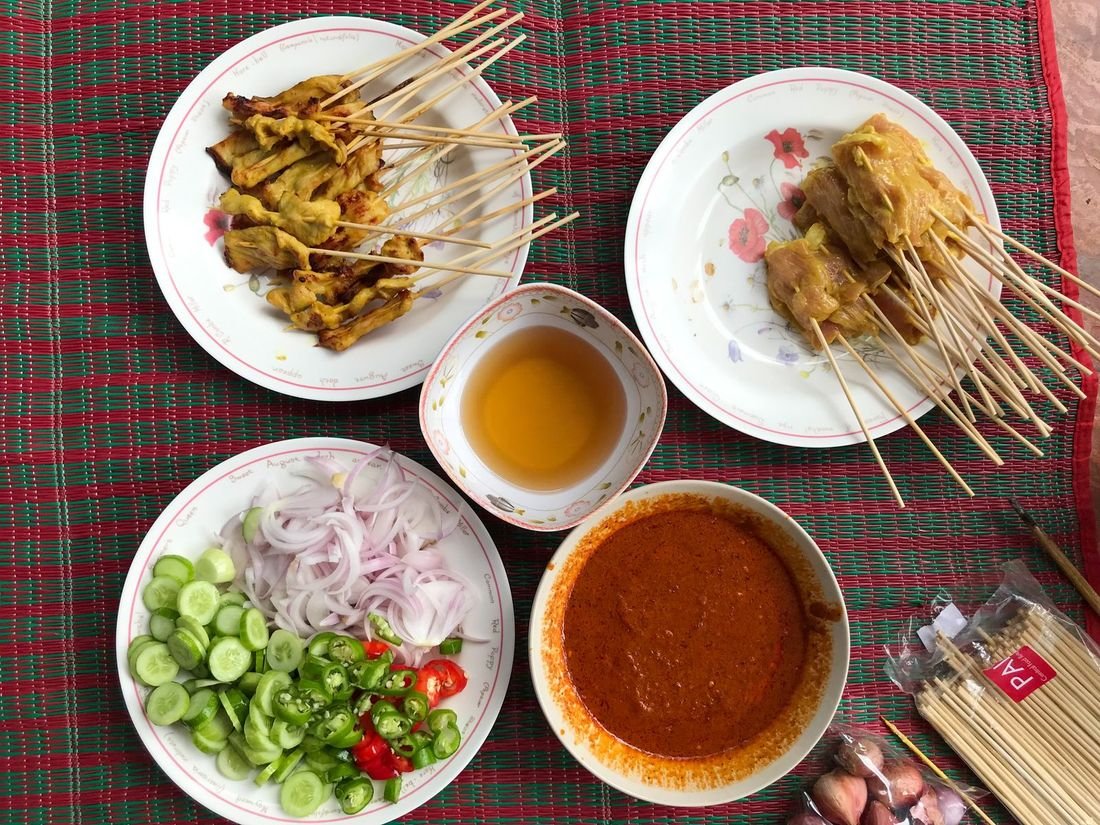 Sate dengan aneka saus dan sambal